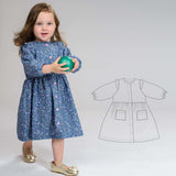 Schnittmuster Kleid MIMI PDF 2-in-1: Mädchen in Blumen-Kleid mit grüner Kugel und Schnittmusterzeichnung.