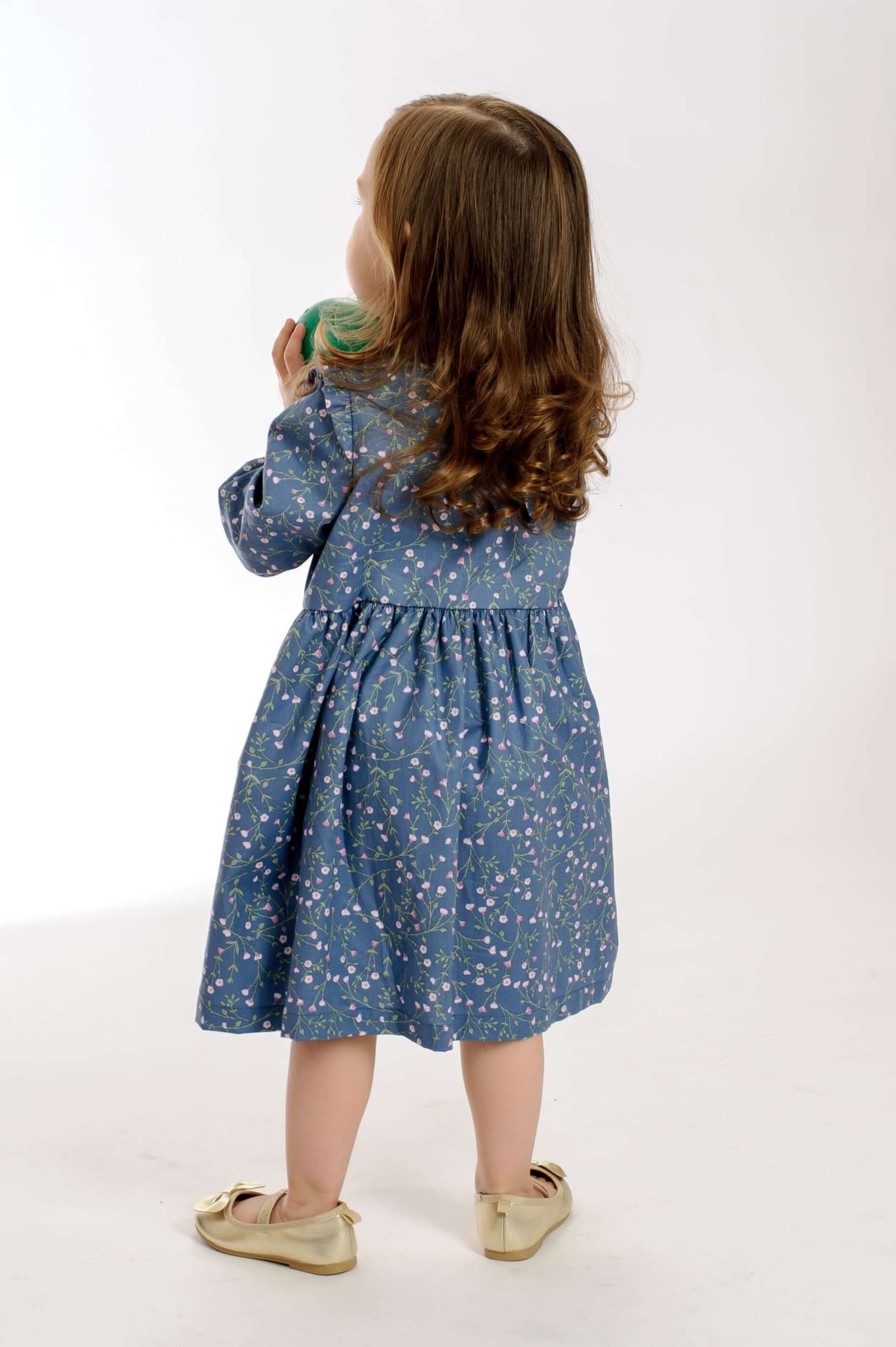 Schnittmuster Kleid MIMI PDF 2-in-1, verspieltes Mädchenkleid aus Baumwolle, Rückansicht, farbenfrohes Design.