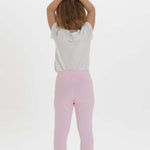 Schnittmuster Baby Kinder Leggings in rosa, hinten dargestellt, mit bequemem, elastischem Bund.