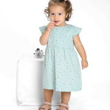 Schnittmuster Retro Kleid für Mädchen ELLA mit langen Ärmeln, süßes Kindermode Beispiel in hellblauer Farbe.