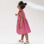 Mädchen in pinkem Kleid aus Schnittmuster Kleid MIMI, 2-in-1, stilvoll und verspielt.