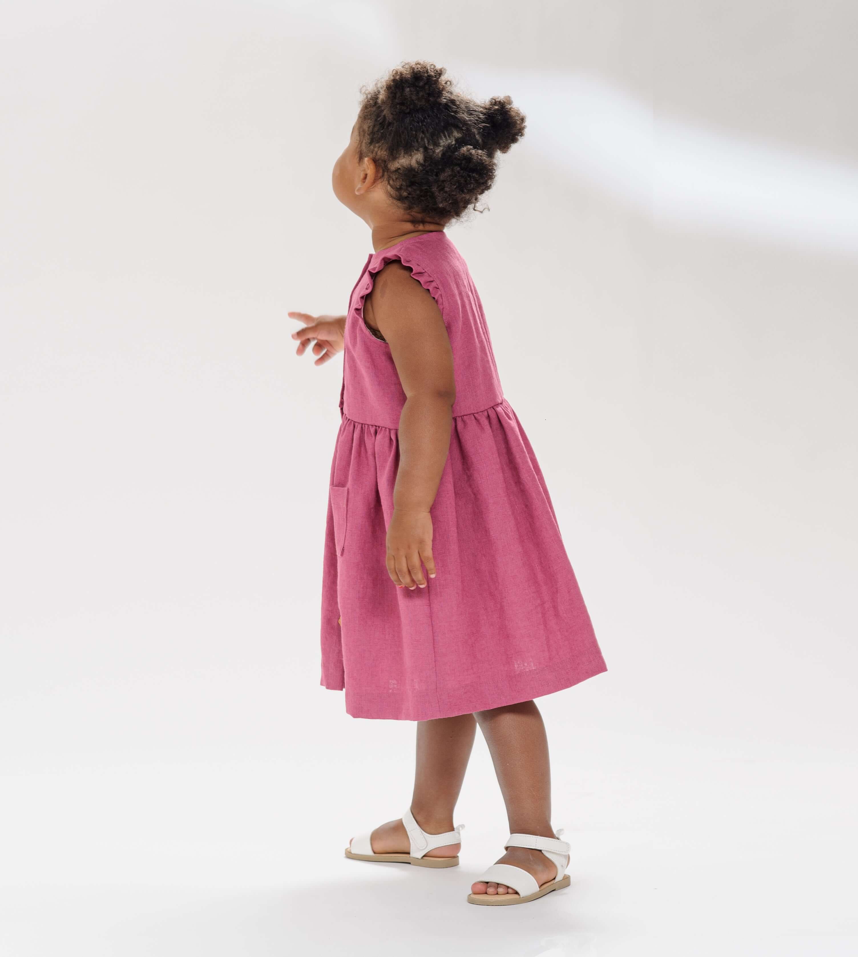 Mädchen in pinkem Kleid aus Schnittmuster Kleid MIMI, 2-in-1, stilvoll und verspielt.
