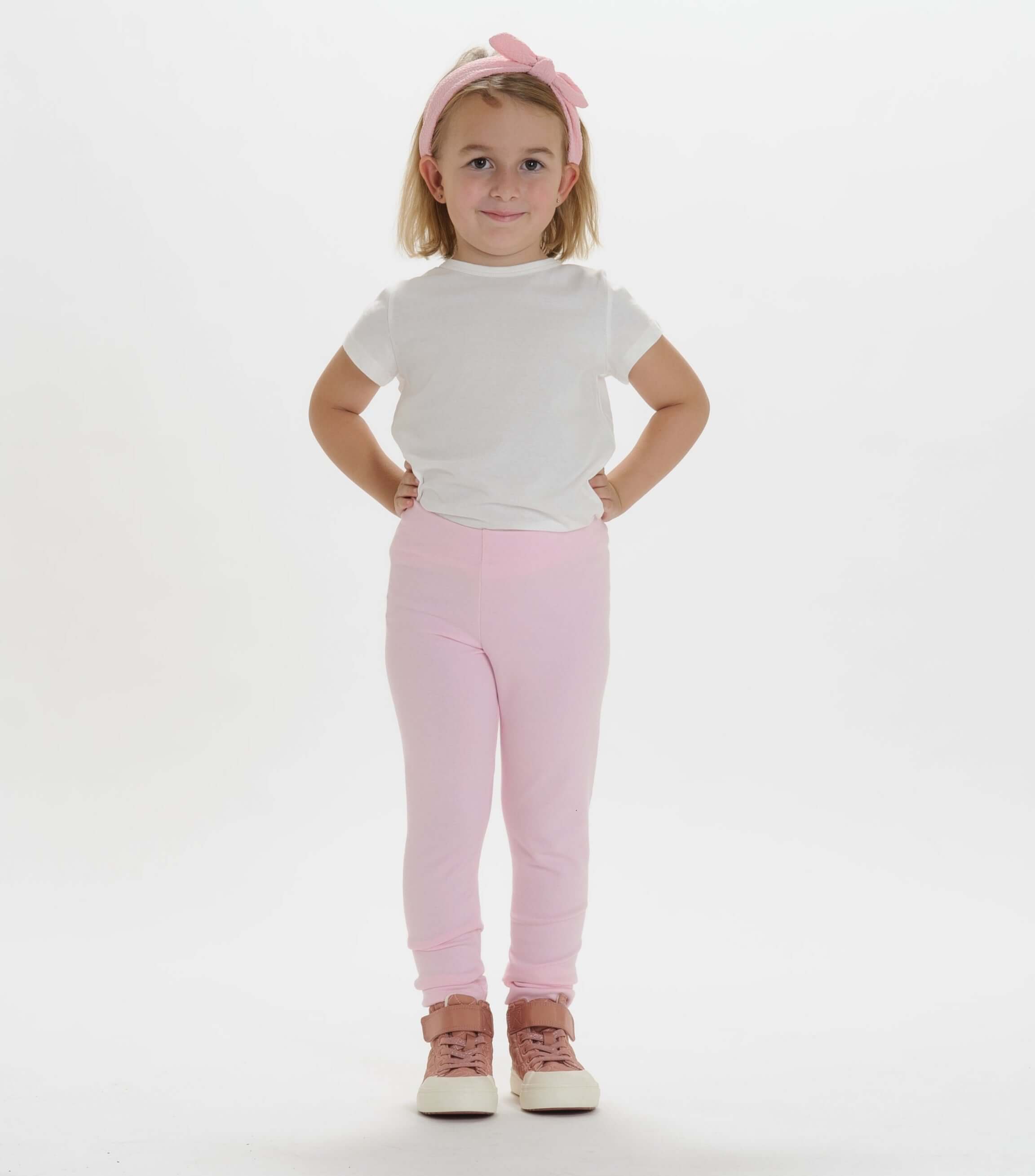 Schnittmuster Baby Kinder Leggings in rosa für Kinder, perfekt für den täglichen Gebrauch und einfach zu nähen.