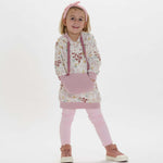 Schnittmuster Tunika, Mädchen in floralem Hoodie mit Kapuze, rosa Leggings und sportlichen Schuhen, modischer Look.
