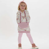Schnittmuster Tunika, Mädchen in floralem Hoodie mit Kapuze, rosa Leggings und sportlichen Schuhen, modischer Look.