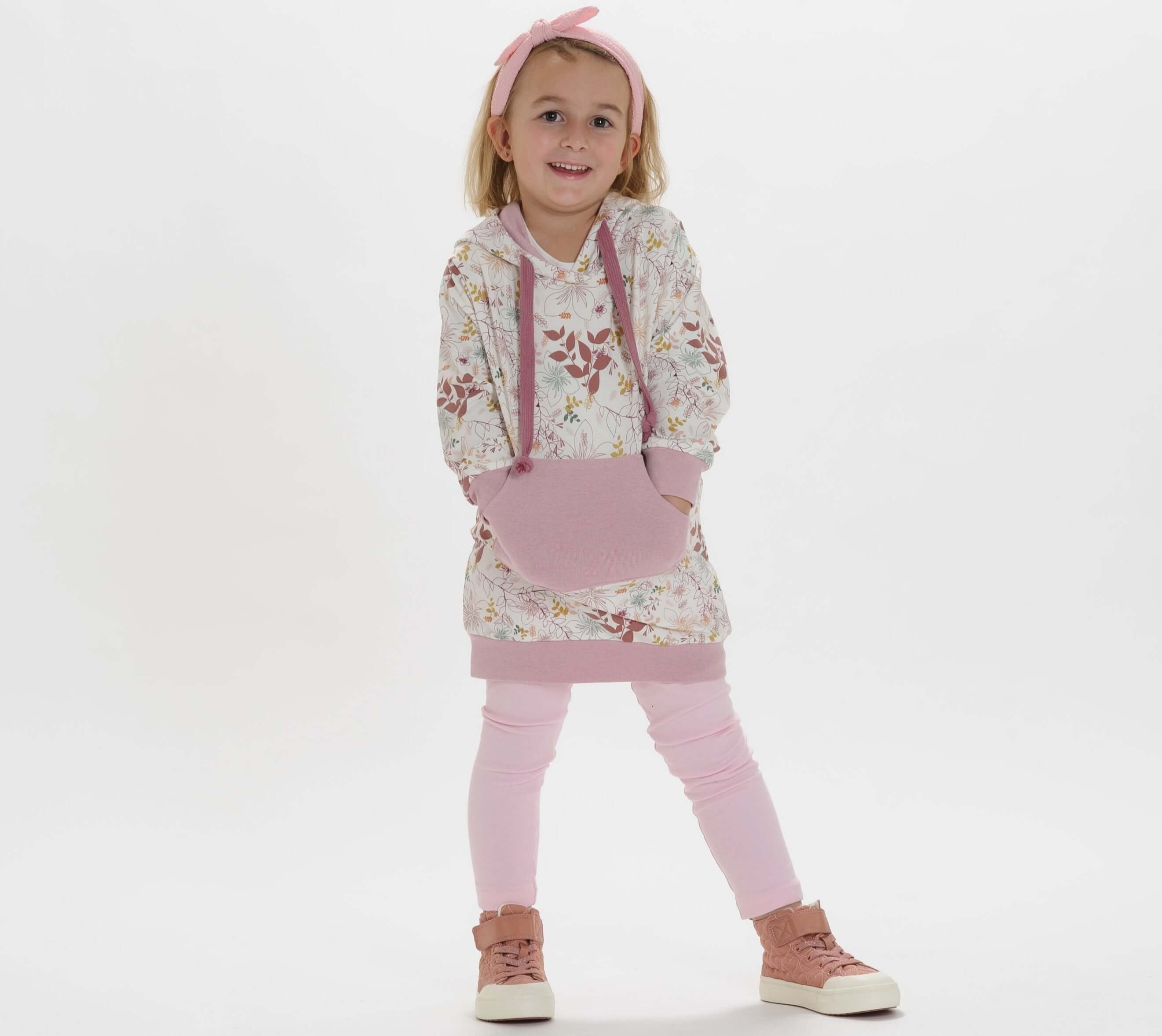 Schnittmuster Mädchen Tunika Hoodie ARWEN – lässiger Hoodie für Kinder mit bequemer Passform und Bewegungsfreiheit.