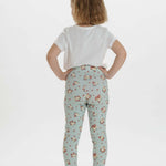Schnittmuster Baby Kinder Leggings, Mädchen in floralen Leggings, bequeme Kinderbekleidung im Alltag.