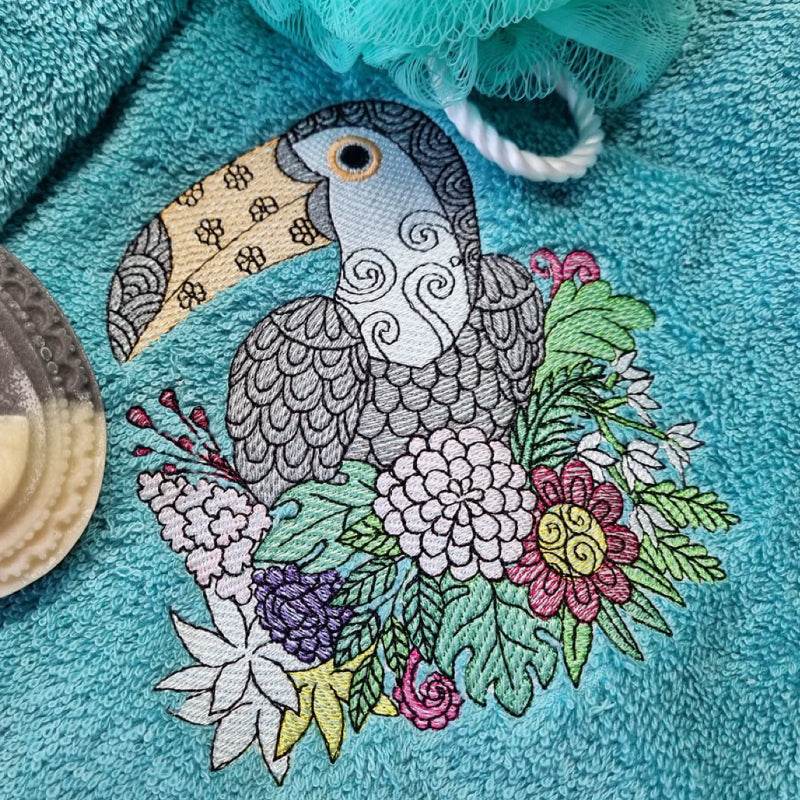 Stickdatei Set Toucan mit sommerlich tropischen Blumenbouquet - Sewando