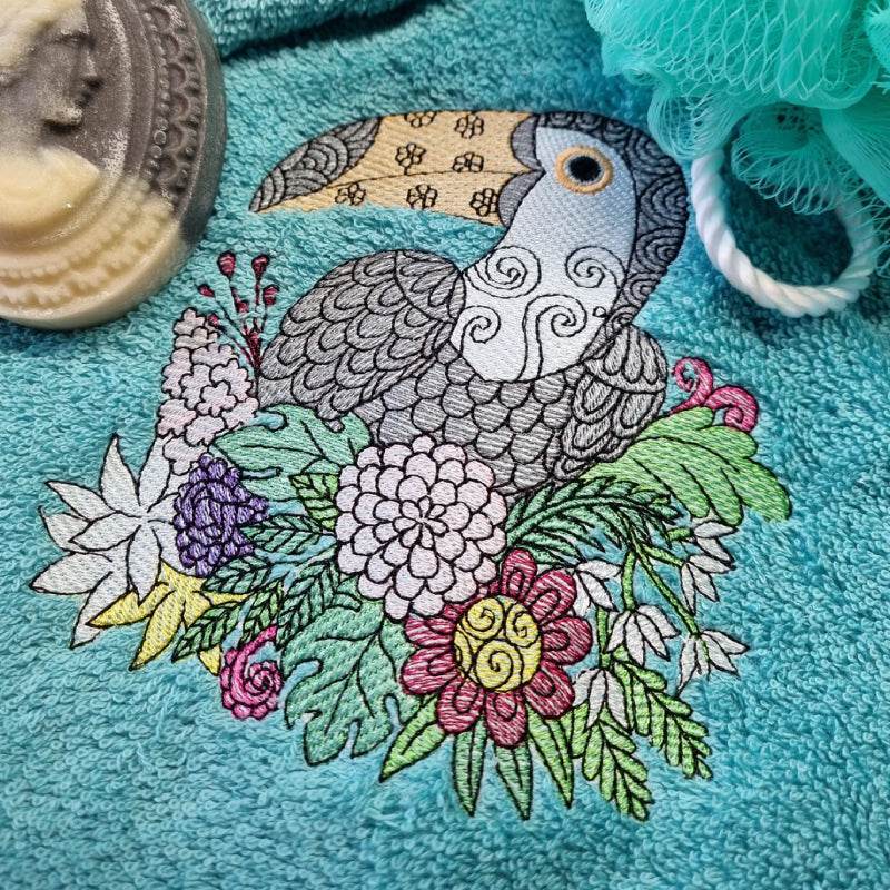 Stickdatei Set Toucan mit sommerlich tropischen Blumenbouquet - Sewando