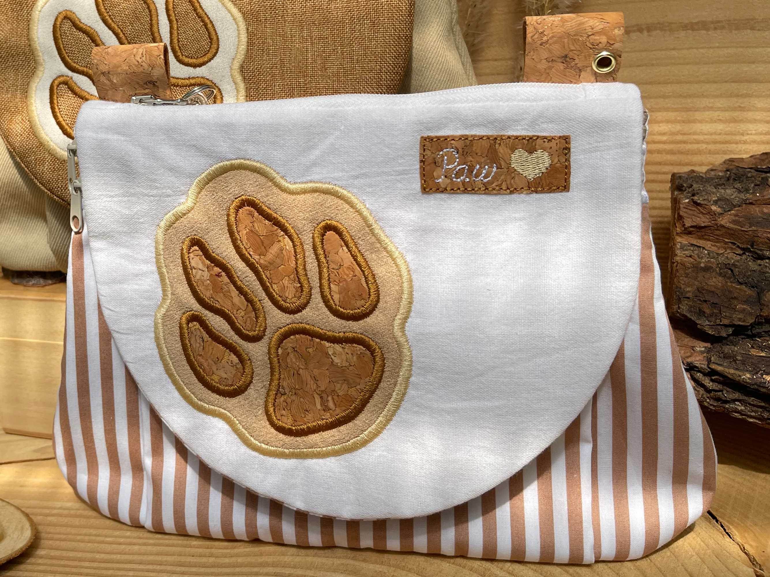 Stickdatei Tasche Big Paw 20x28, In The Hoop Bag mit 3 Reißverschlusstaschen - Sewando