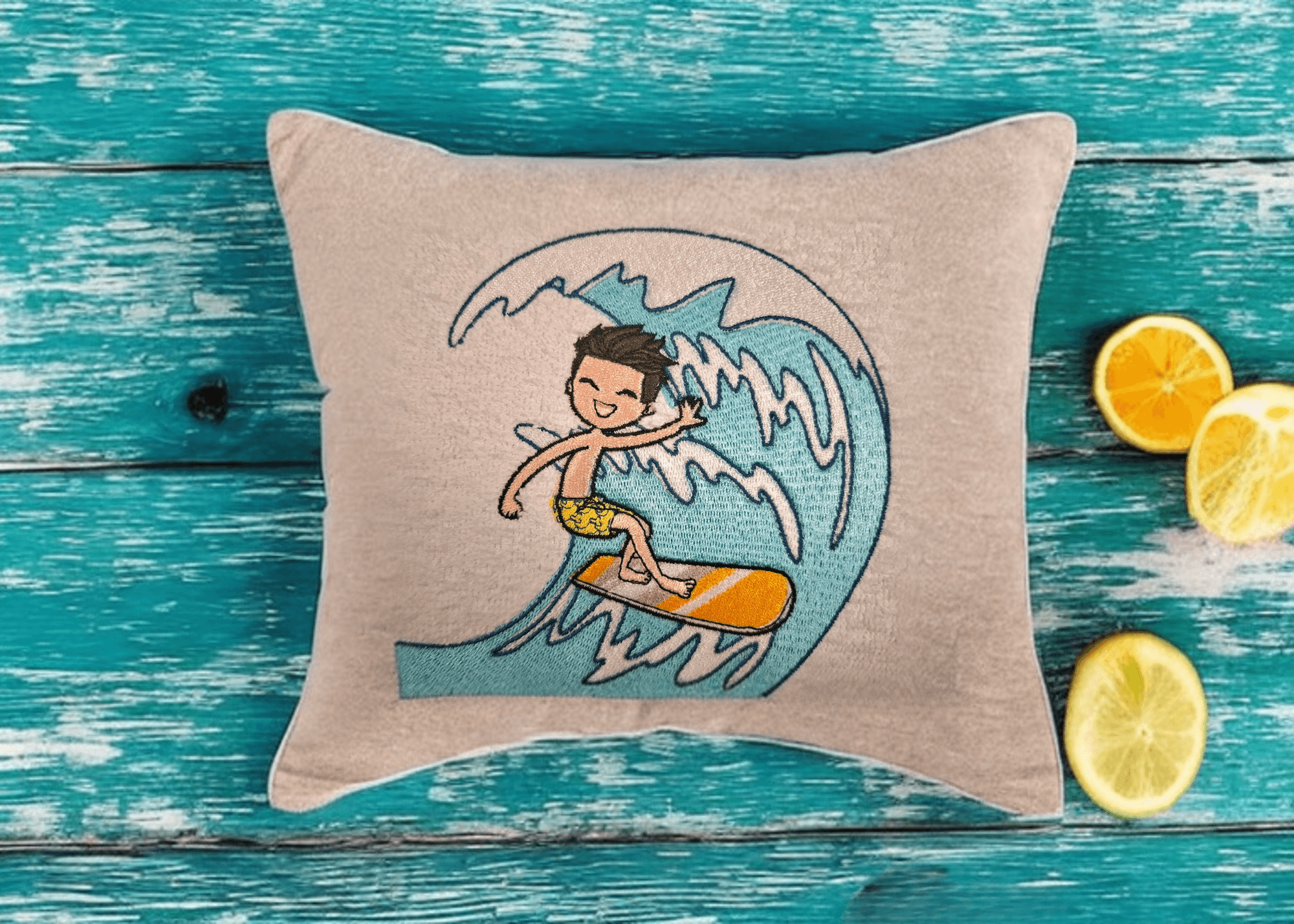 Surfer Stickdatei – cooles Sommermotiv für Kinder & Strandprojekte - Sewando