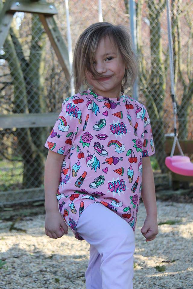 Schnittmuster timtom No.33 Shirt mit Vokuhila-Saum und optionalen Strick- oder Häkeldetails Gr.86-128 - Sewando