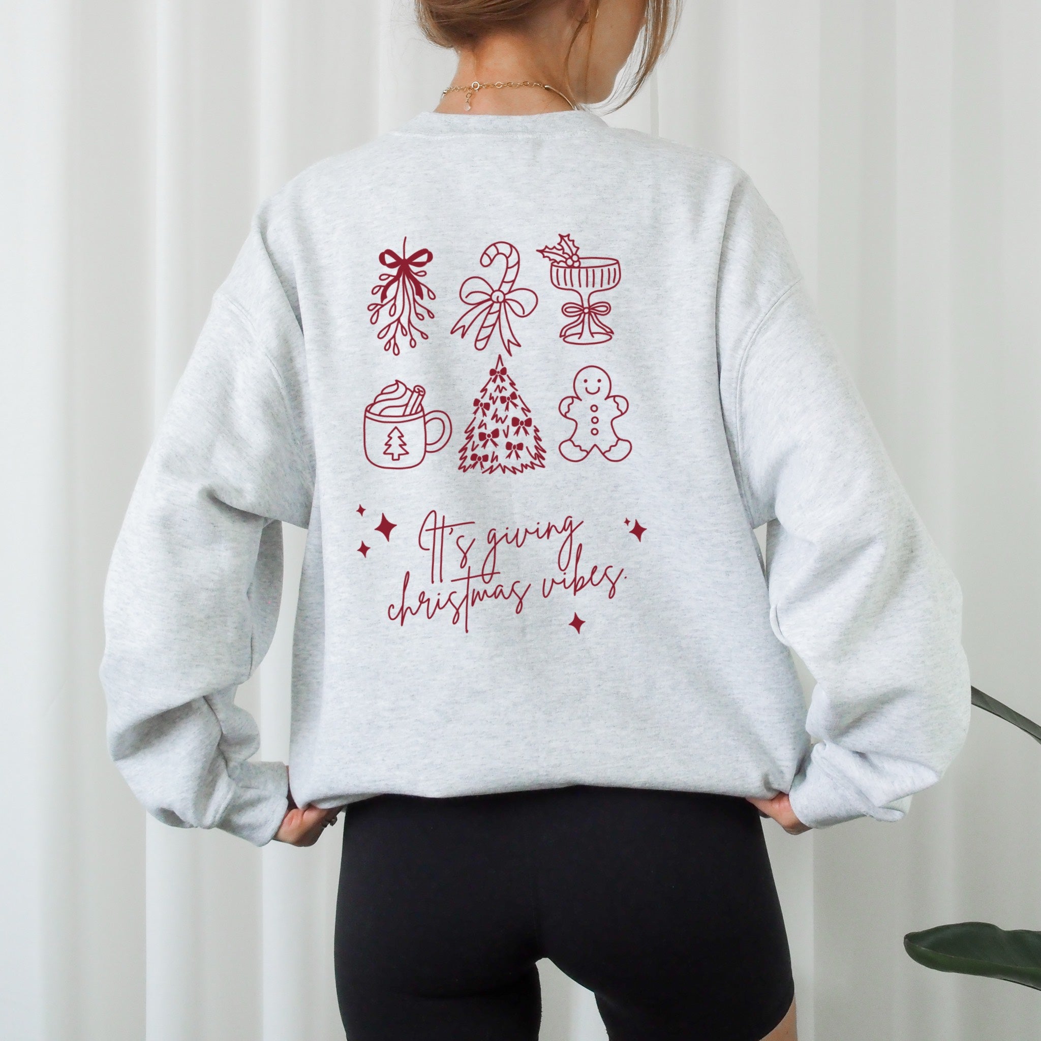 Zweiteilige Plotterdatei Weihnachten – ‚It’s giving Christmas vibes‘ mit Line Art Symbolen wie Mistelzweig, Tasse, Tannenbaum, Lebkuchen & Schleifen. Perfekt für Christmas Sweater & DIY.