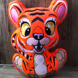 ITH Plüschtier „Tiger Lilli“ | Für 16x26 Rahmen | In-the-Hoop Plushie | Stickdatei | Embroidery Design | alle Formate | Sofort-Download