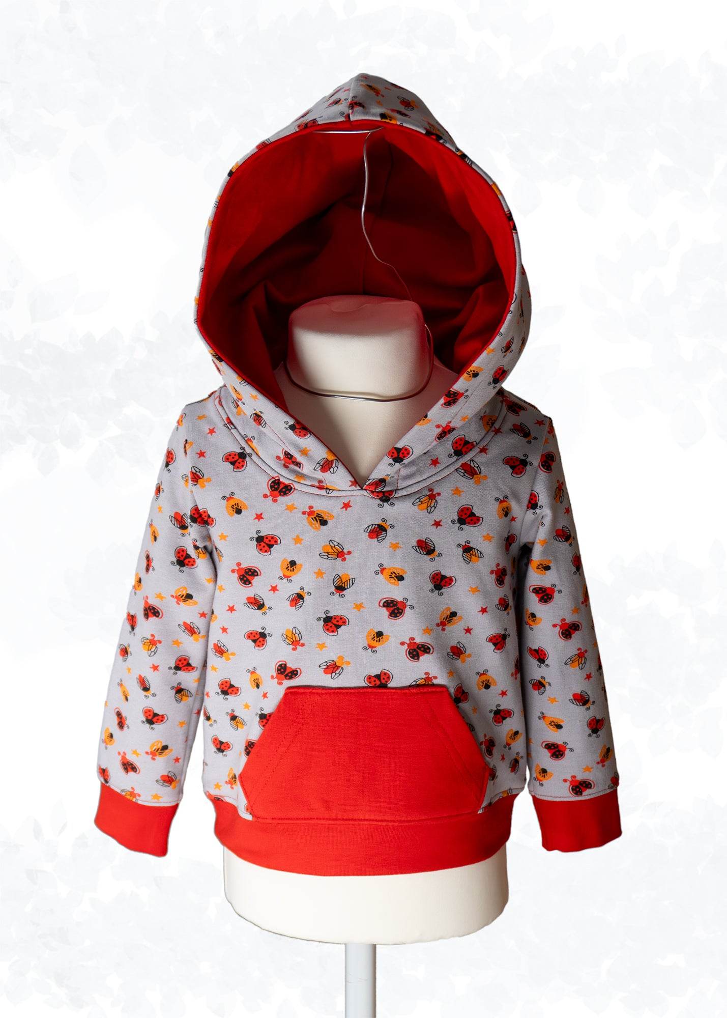 Schnittmuster Tim – Kinderhoodie mit Kapuze, lange, kurze Ärmel & Kängurutasche Gr. 86-158 - Sewando