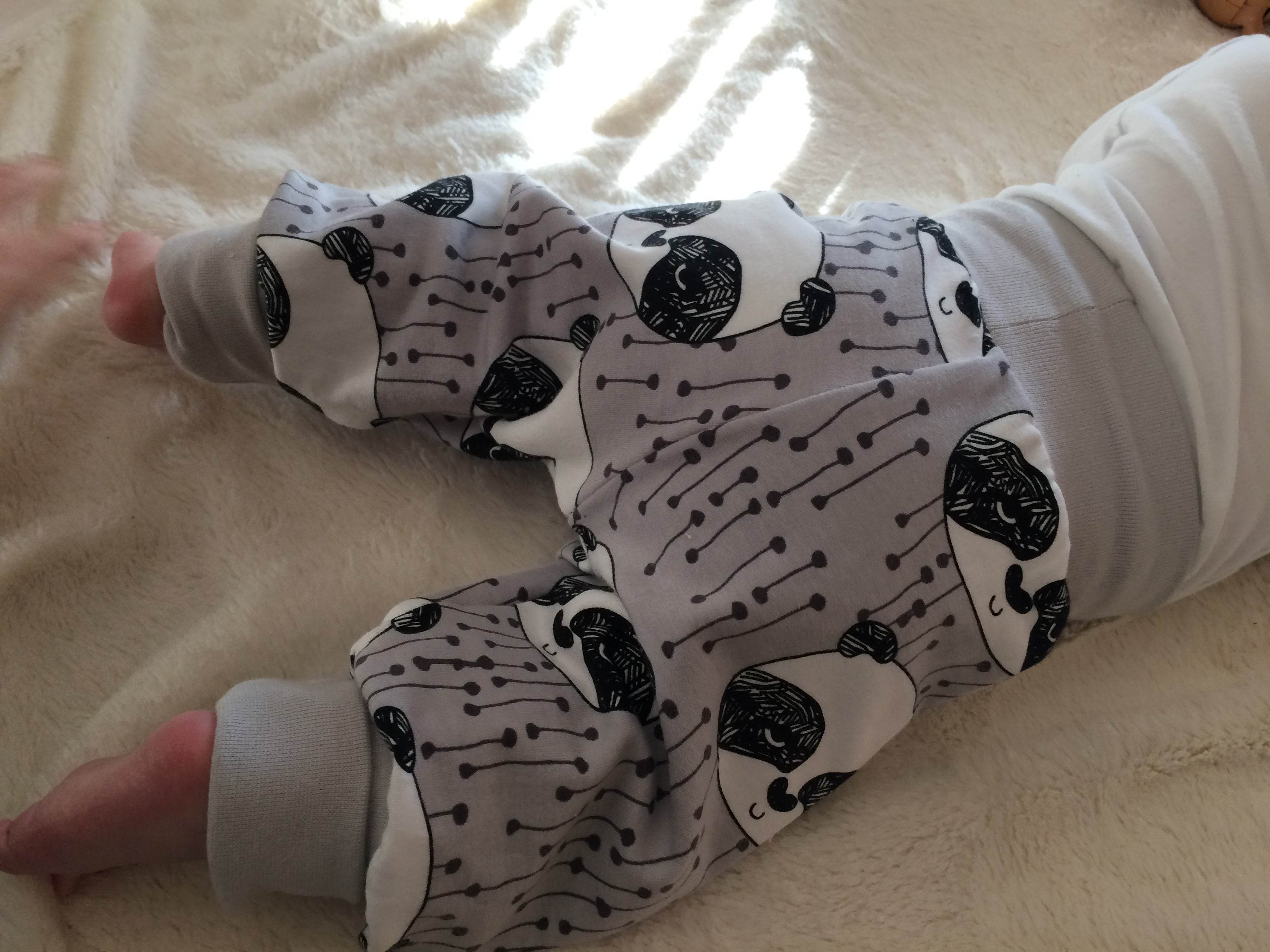 Schnittmuster timtom No.28 gemütliche, mitwachsende Babyhose Gr.50-104 - Sewando