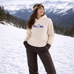 Minimalistischer Backprint mit Schriftzug „In my ski era“ – modernes Ski Plotterdesign für Winter-Shirts und Hoodies. Dezenter Frontprint „In my ski era“ – minimalistische Plotterdatei für Ski- und Winter-Styles