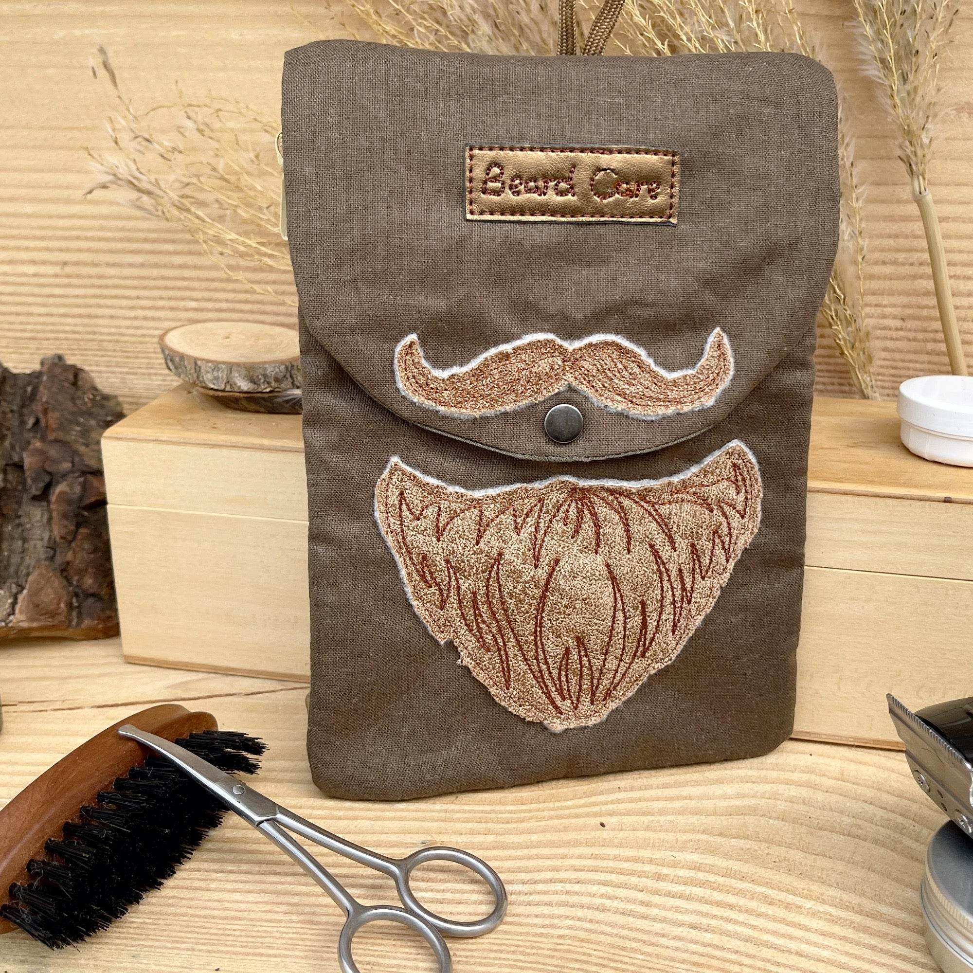 Stickdatei Beard Care Bag “BC” 15x21, In The Hoop Tasche - Sewando