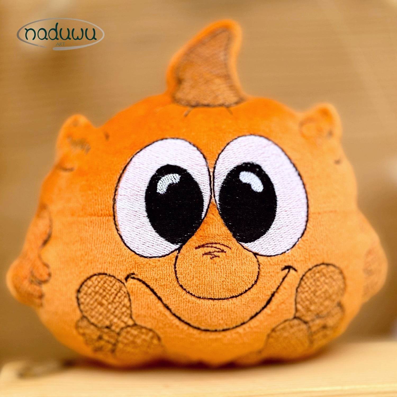 Stickdatei Kürbis-Troll Stuffie 18x18, ITH Kuscheltier - Sewando