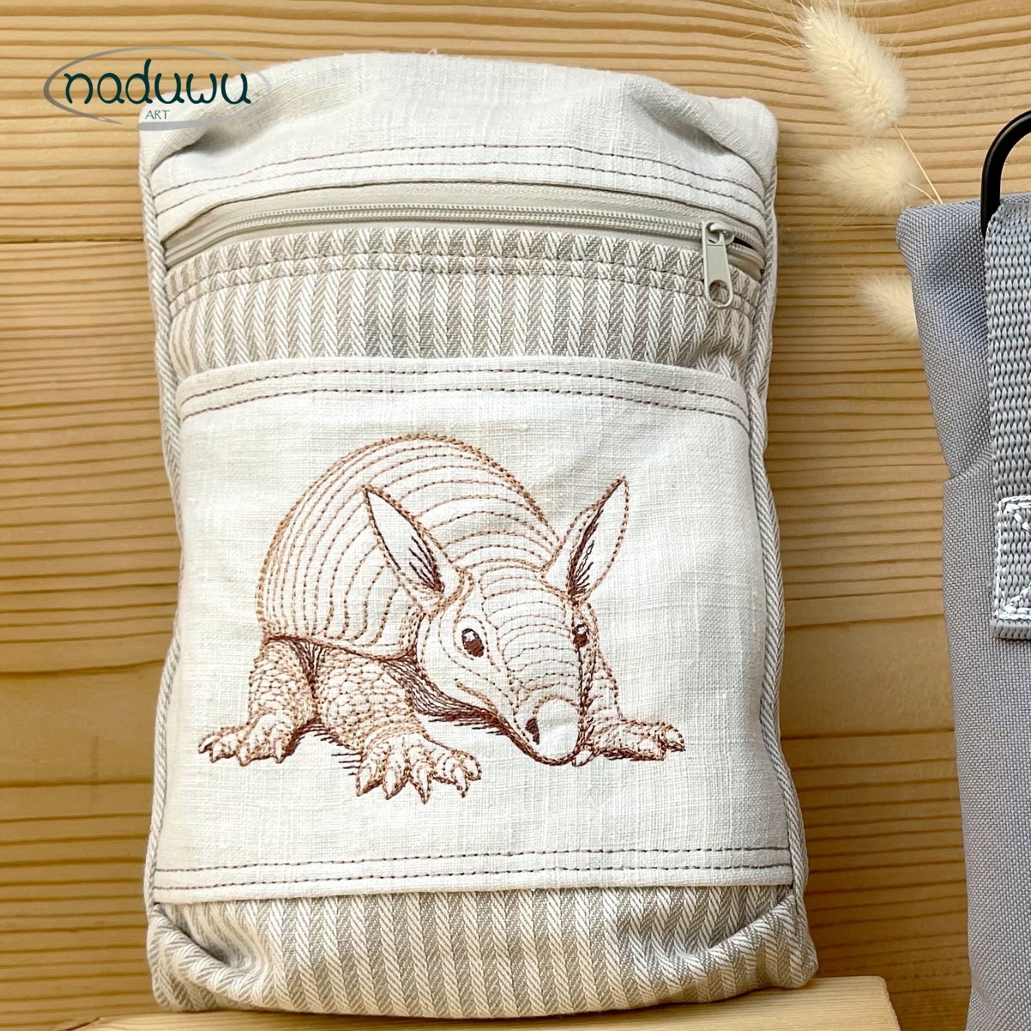 Stickdatei BoxyDillo Bag 18x25, ITH Tasche mit Reißverschluss - Sewando