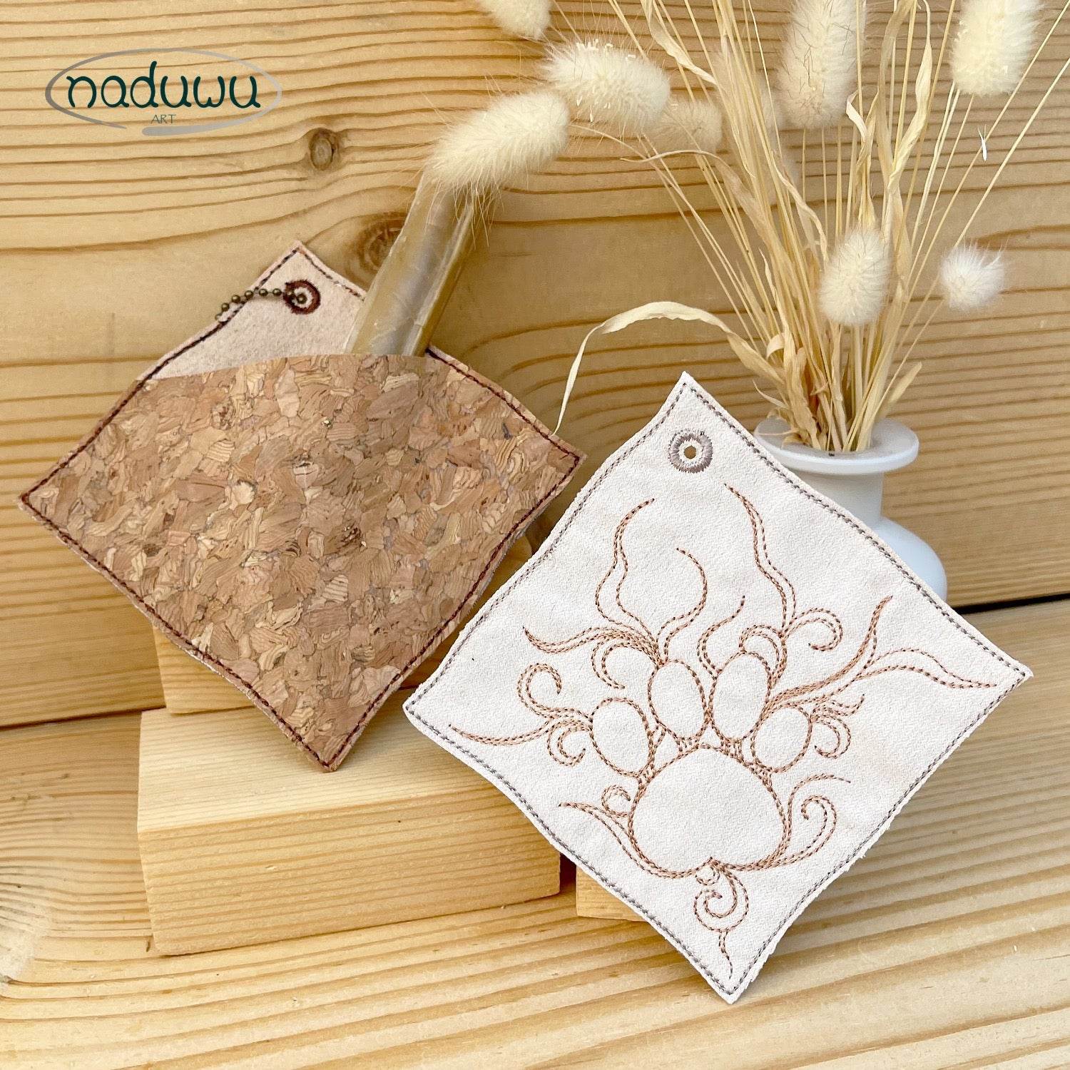 ITH Stickdatei Geschenkumschlag mit Pfote 13x18, 16x26 & Geschenkanhänger 10x10 - Sewando