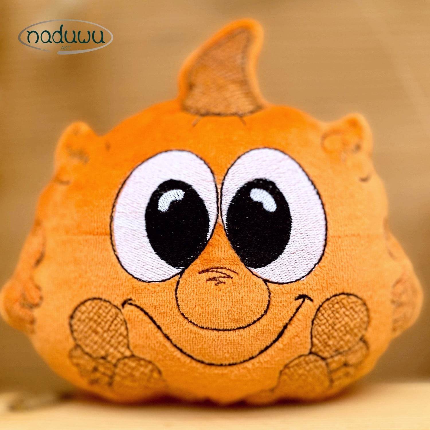 Stickdatei Kürbis-Troll Stuffie 8x8 und 10x10, ITH Kuscheltier - Sewando