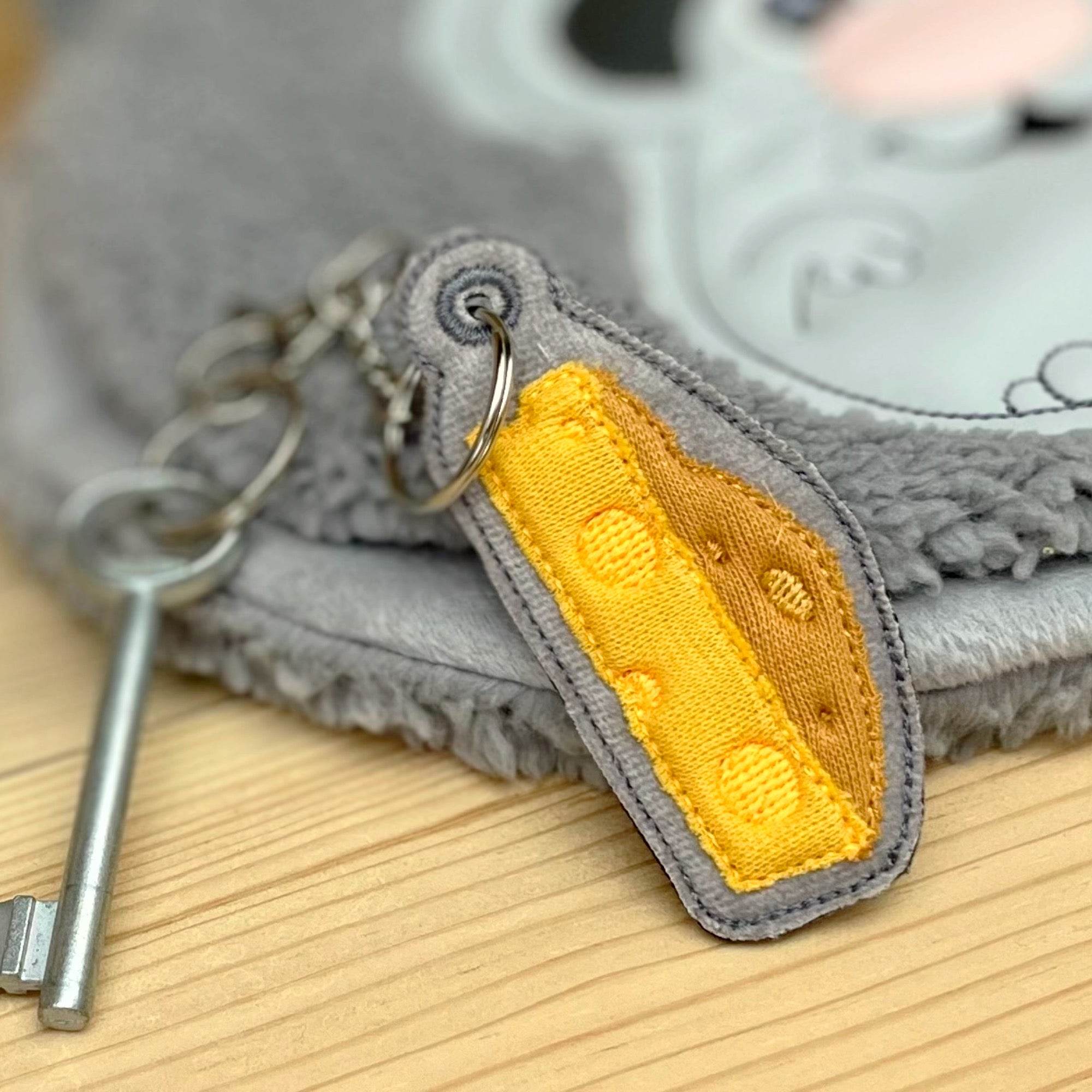 Stickdatei Käse 3D Anhänger 4x9cm, ITH Taschenbaumler - Sewando