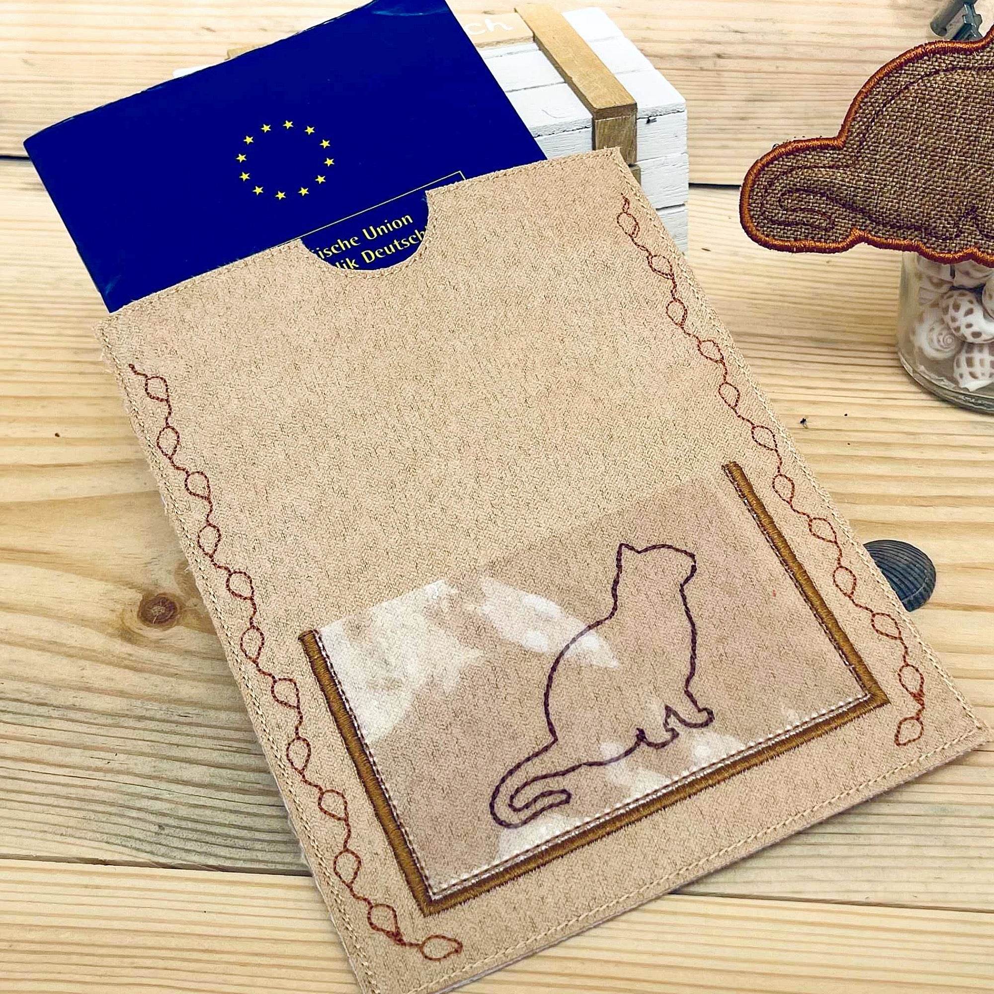 Stickdatei Impfpass Hülle 13x18 für Katzen, ITH Stickdesign - Sewando