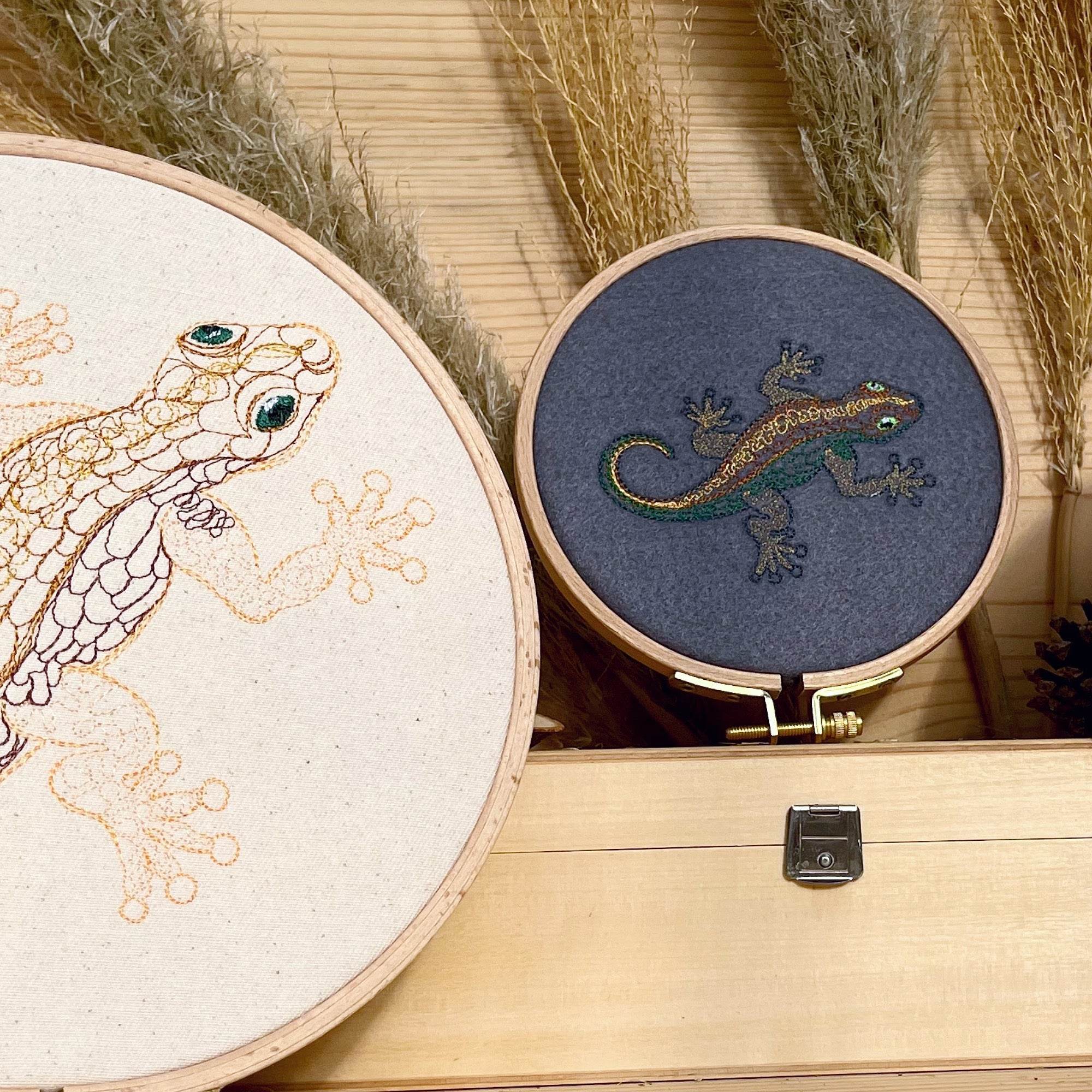Stickdatei Eidechse Set 7 Größen, Gecko Scribble ab 10x10 - Sewando
