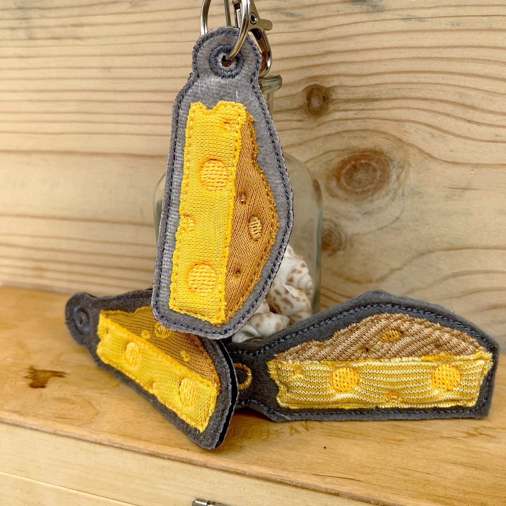Stickdatei Käse 3D Anhänger 4x9cm, ITH Taschenbaumler - Sewando