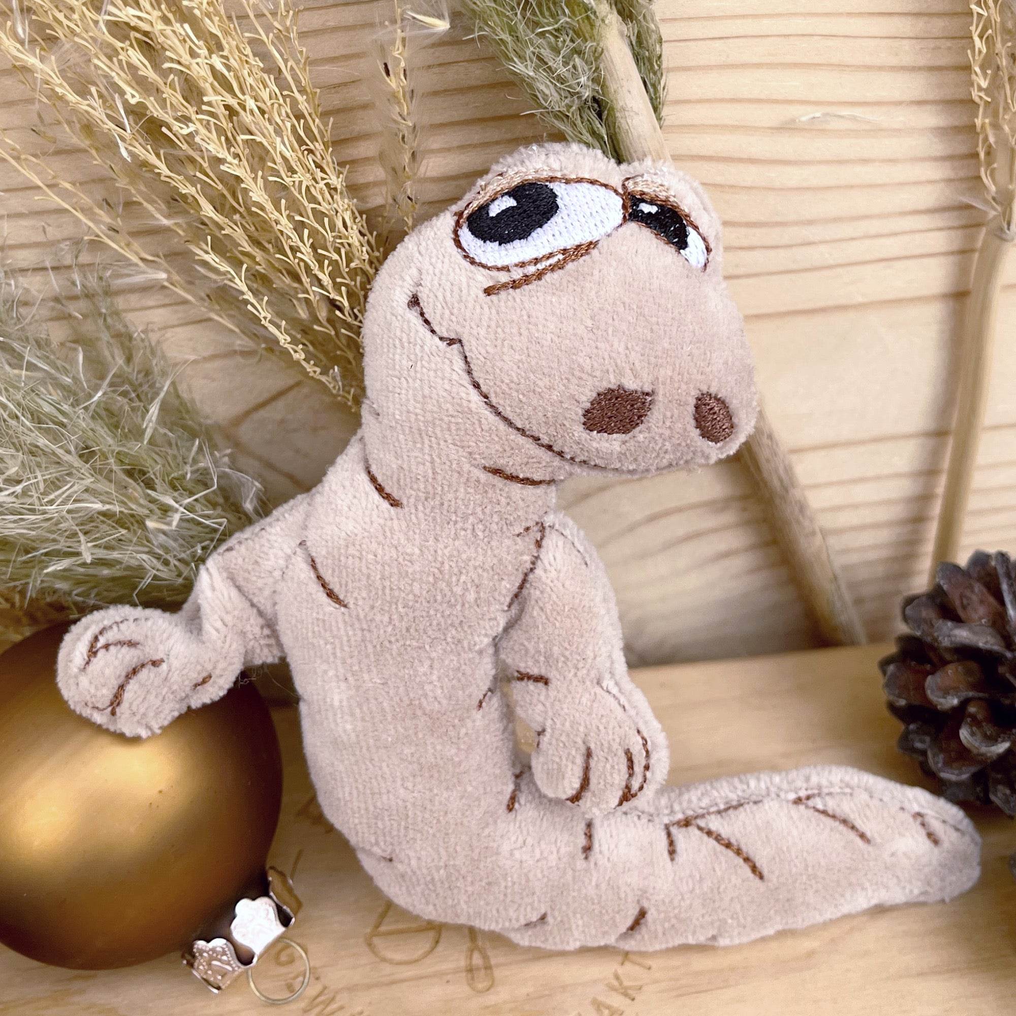 ITH Stickdatei Wurm 24x29, Kuscheltier XXL Stickdesign - Sewando