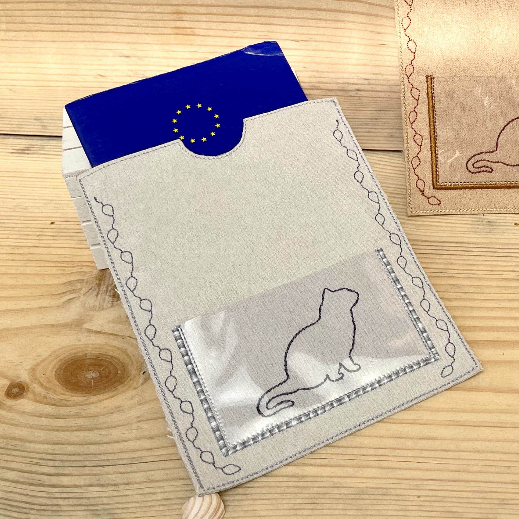 Stickdatei Impfpass Hülle 13x18 für Katzen, ITH Stickdesign - Sewando