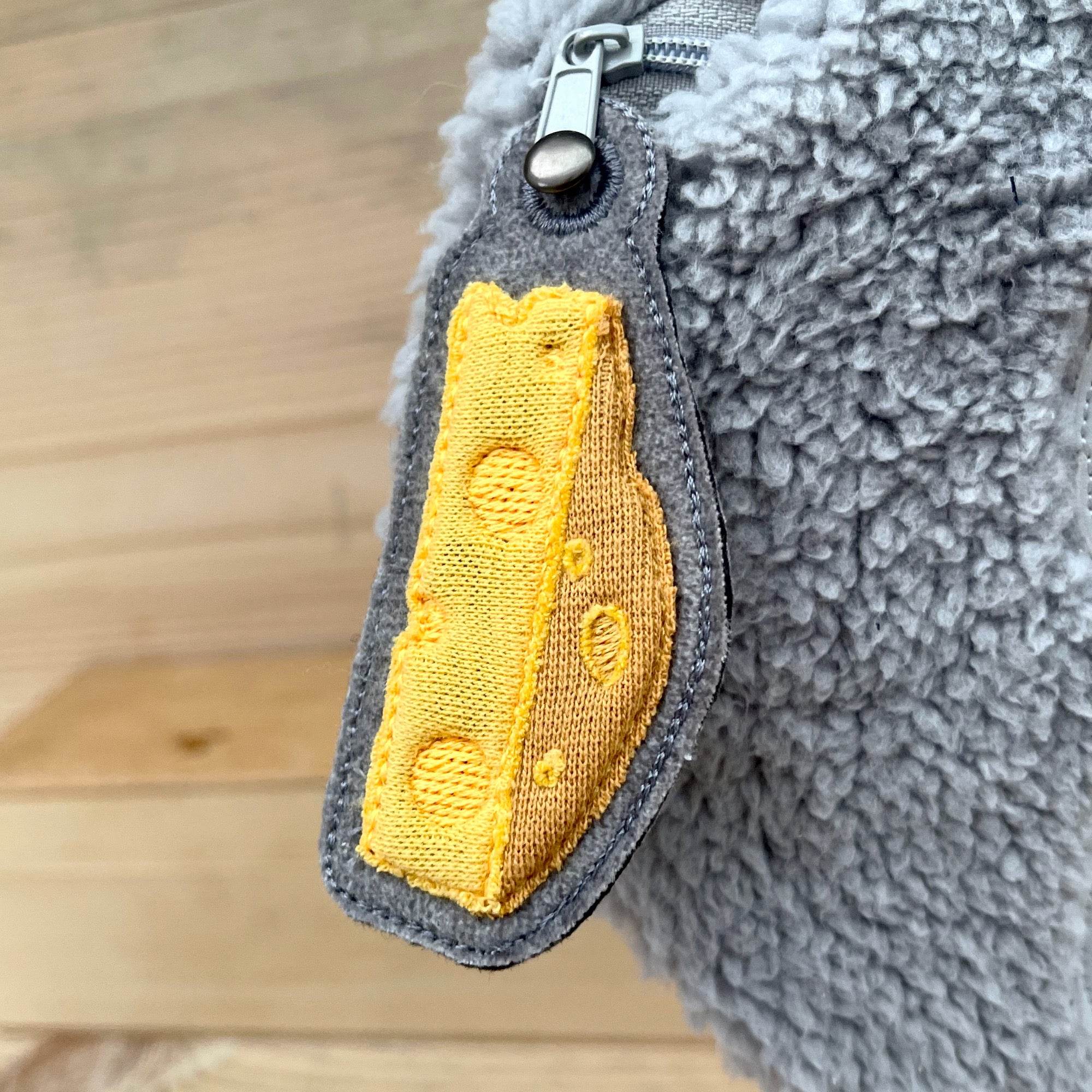 Stickdatei Käse 3D Anhänger 4x9cm, ITH Taschenbaumler - Sewando