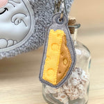 Stickdatei Käse 3D Anhänger 4x9cm, ITH Taschenbaumler - Sewando