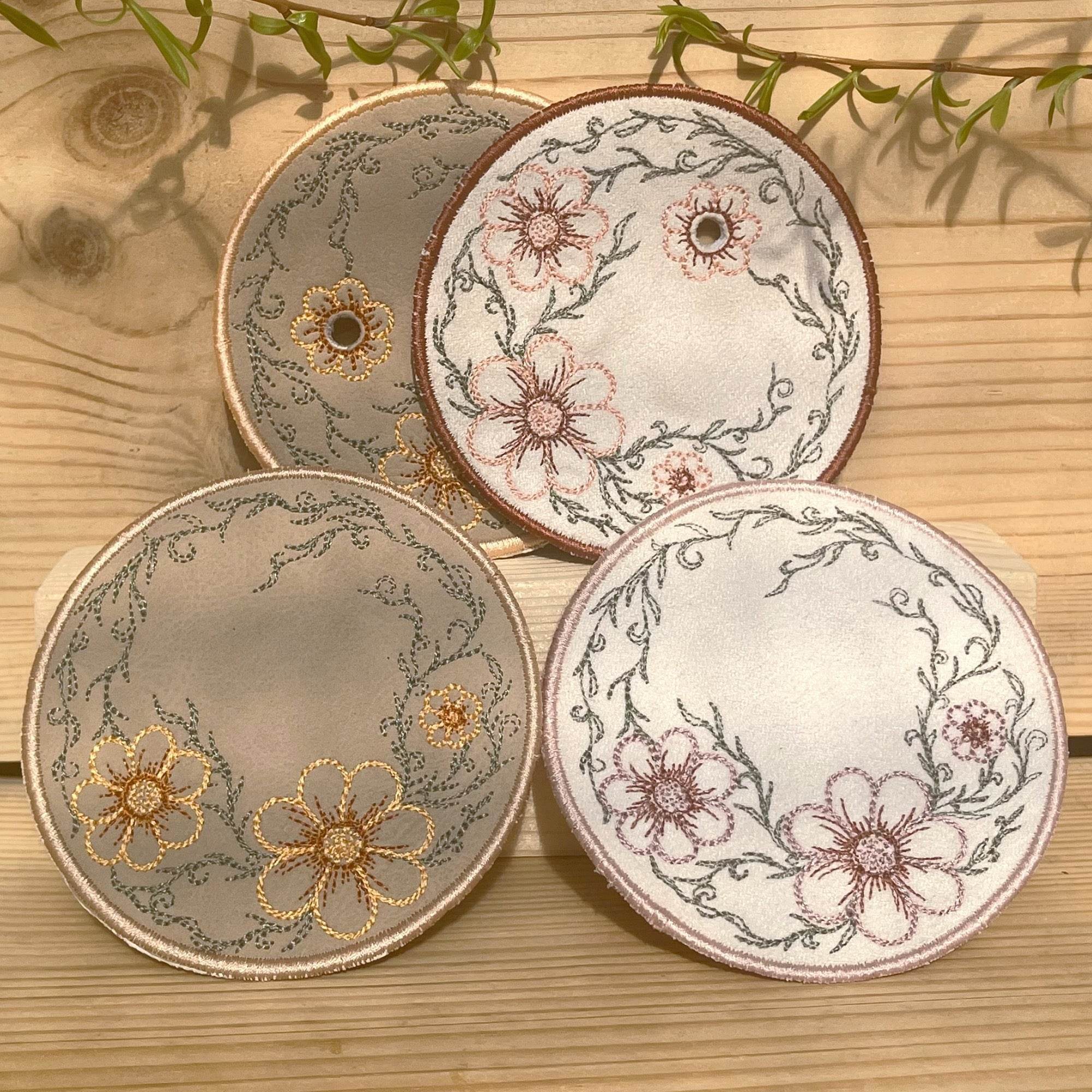 ITH Stickdatei Blumen Mug Rug Set 10x10 mit Sumsenschutz - Sewando