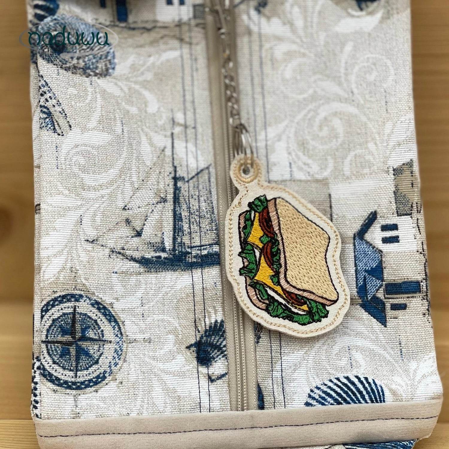 Stickdatei Sandwich Anhänger 9x6, lustiger ITH Anhänger - Sewando