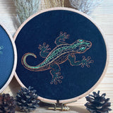 Stickdatei Eidechse Set 7 Größen, Gecko Scribble ab 10x10 - Sewando
