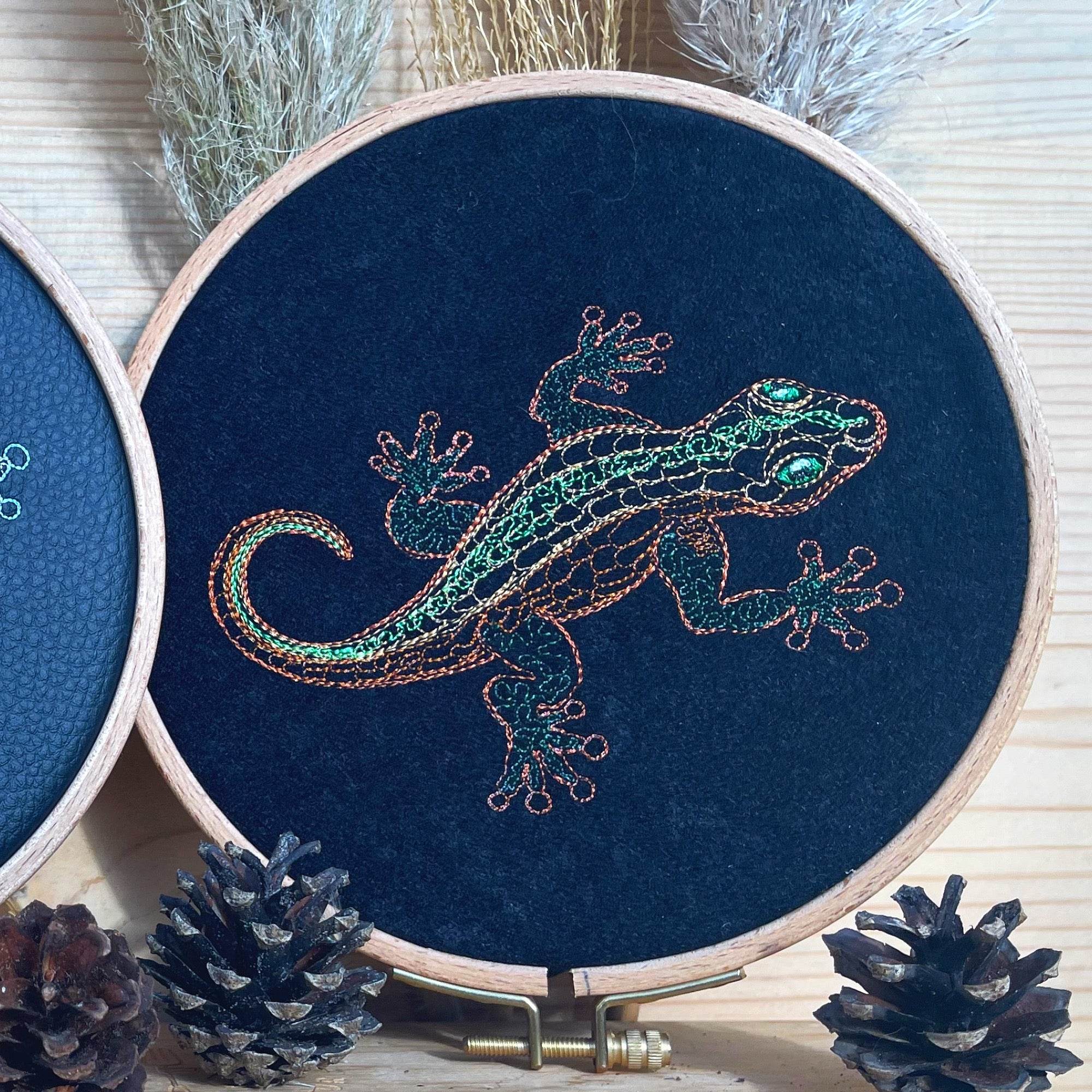 Stickdatei Eidechse Set 7 Größen, Gecko Scribble ab 10x10 - Sewando