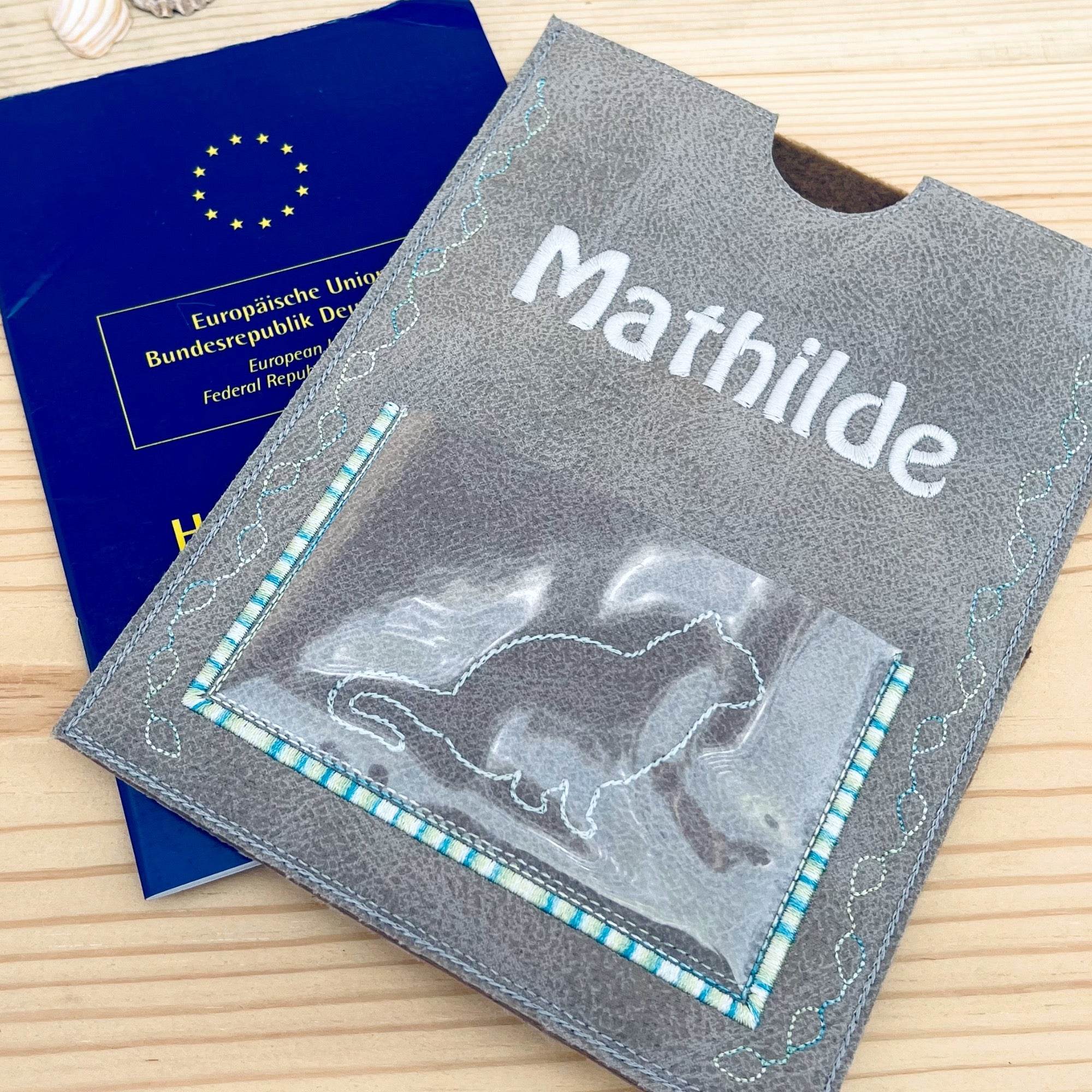 Stickdatei Impfpass Hülle 13x18 für Katzen, ITH Stickdesign - Sewando