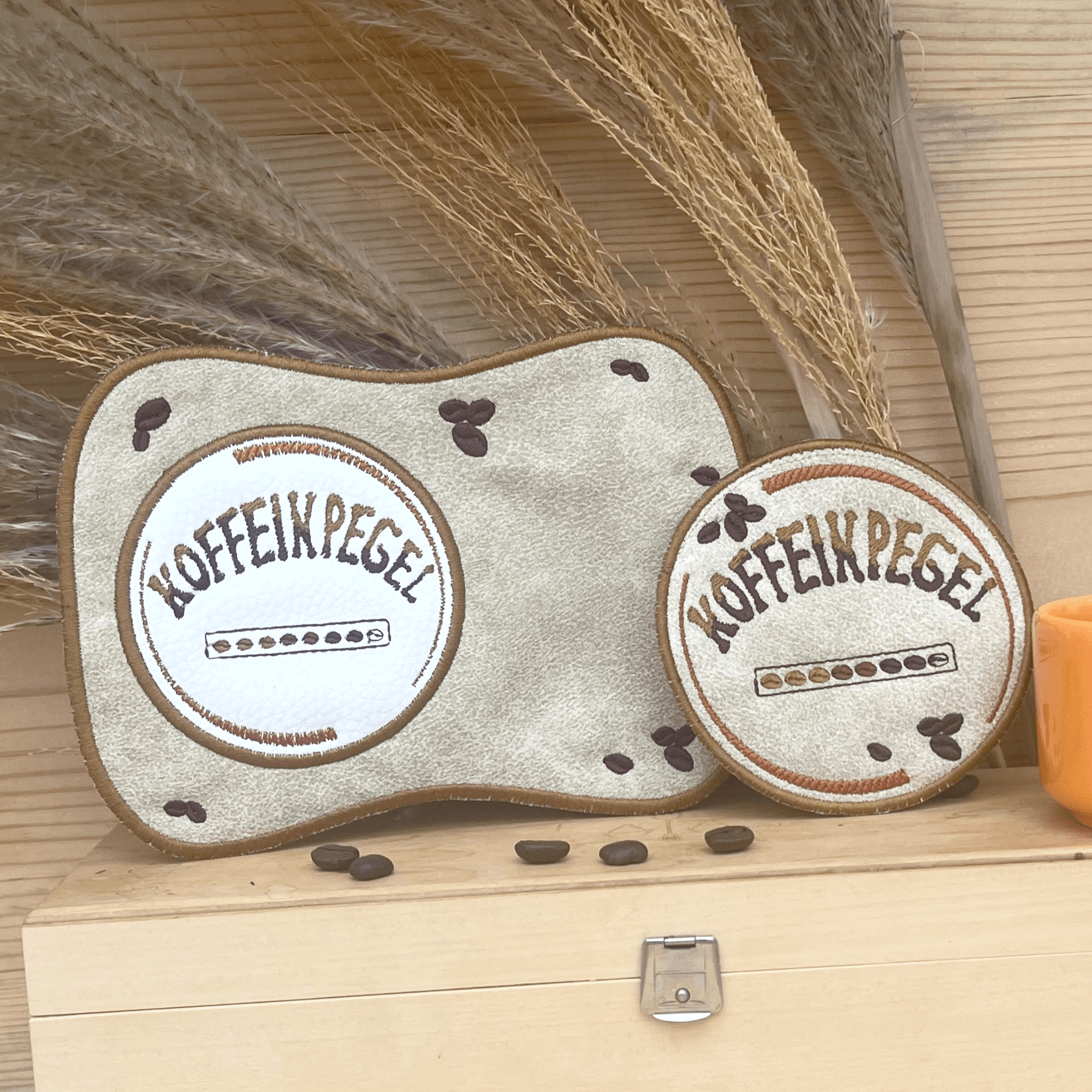 Stickdatei Kaffee Mug Rug Set 10x10, und 13x18 - Sewando
