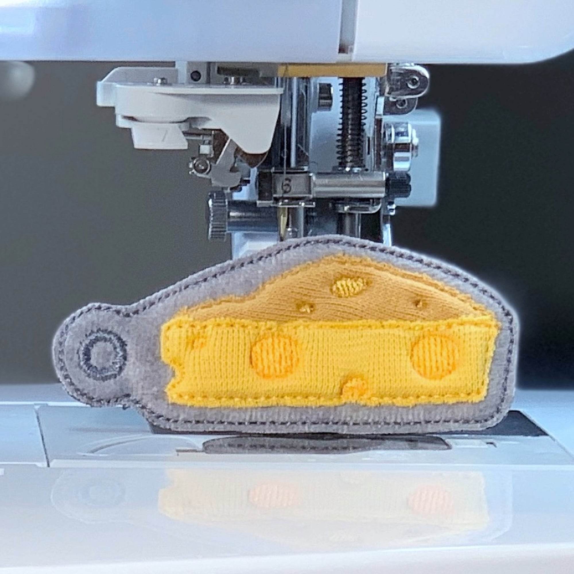 Stickdatei Käse 3D Anhänger 4x9cm, ITH Taschenbaumler - Sewando