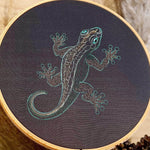 Stickdatei Eidechse Set 7 Größen, Gecko Scribble ab 10x10 - Sewando