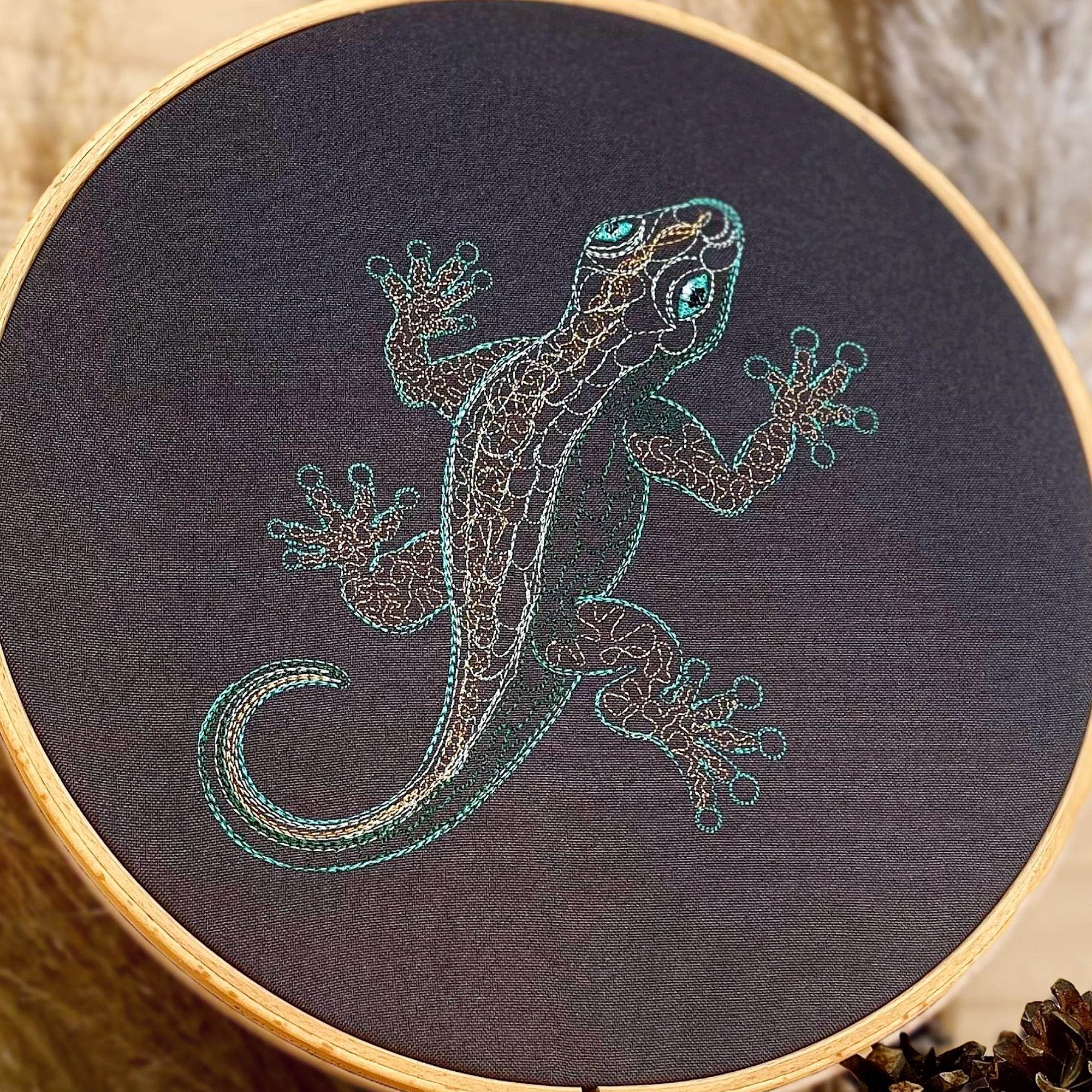 Stickdatei Eidechse Set 7 Größen, Gecko Scribble ab 10x10 - Sewando