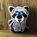 ITH Plüschtier „Waschbär Willi“ | Für 16x26 Rahmen | In-the-Hoop Plushie | Stickdatei | Embroidery Design | alle Formate | Sofort-Download