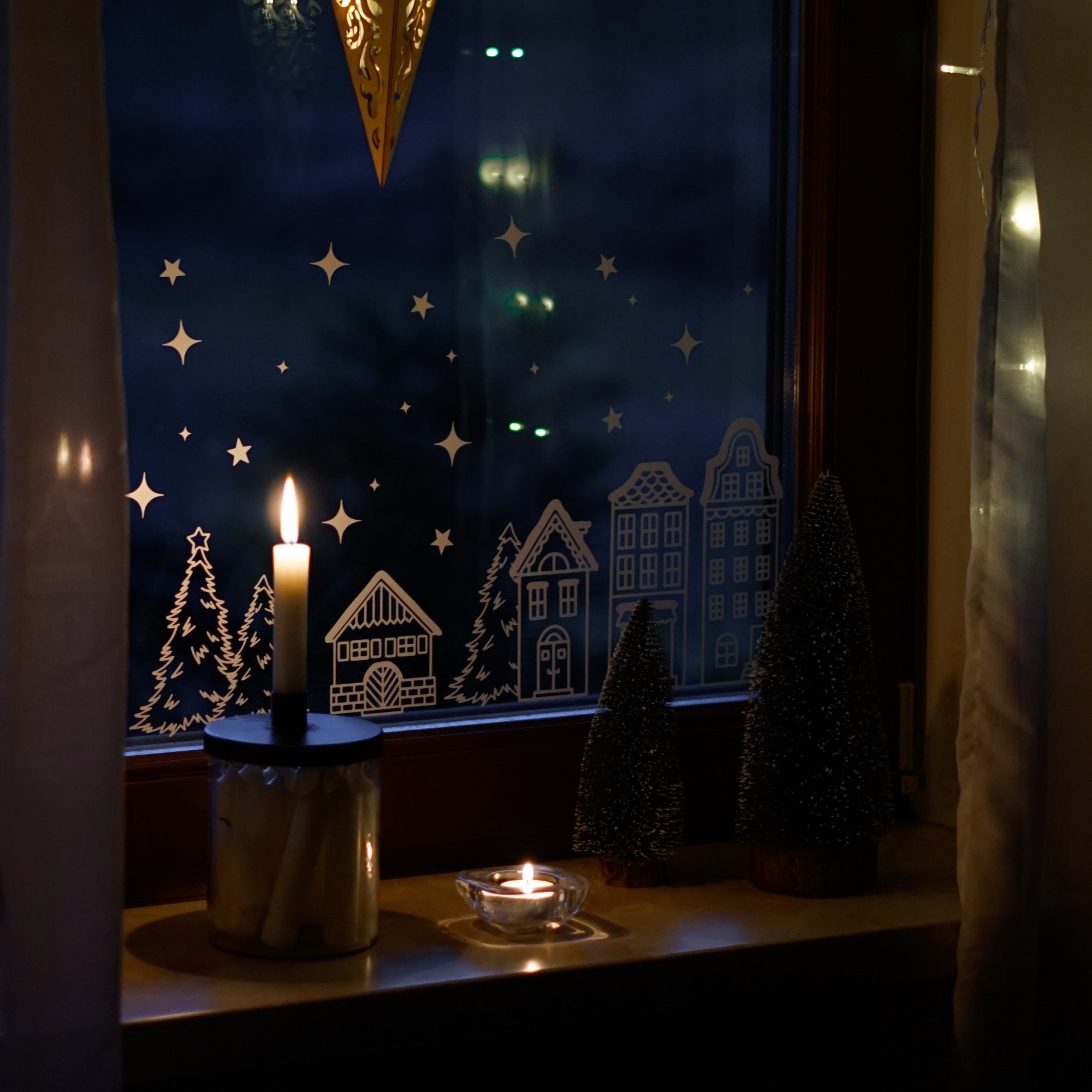 Plotterdatei SVG Winterlandschaft – skandinavische Häuserreihe mit Tannen & Sternen im Line Art Stil. Perfekt als Fensterbild Weihnachten oder Winterdeko, inklusive PDF-Vorlage zum Nachzeichnen.