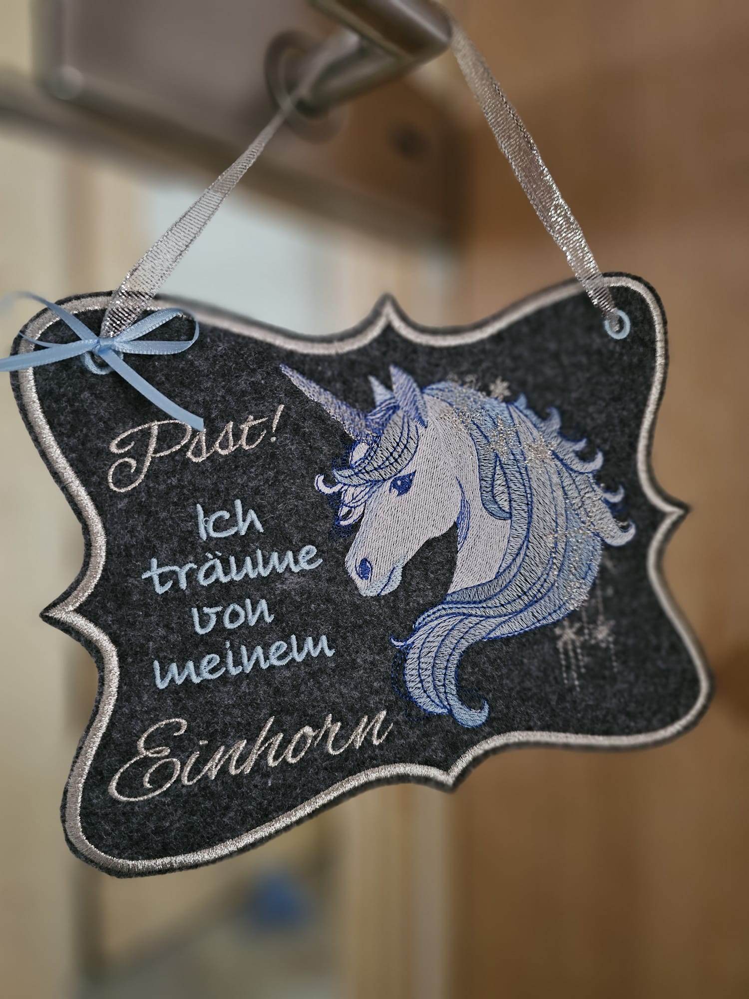 Einhorn Stickdatei, winterliches Märchenmotiv für deine Stickmaschine - Sewando