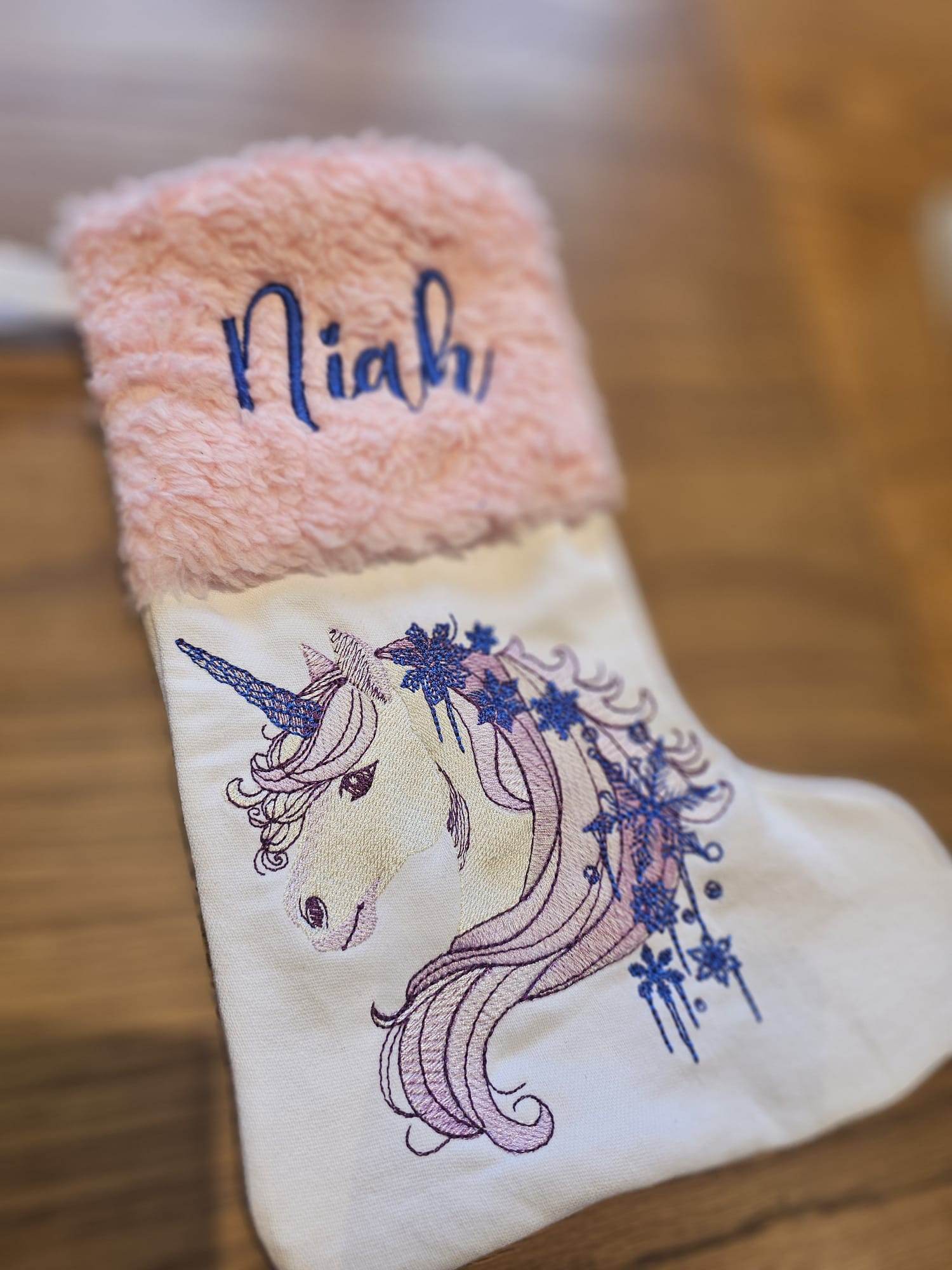 Einhorn Stickdatei, winterliches Märchenmotiv für deine Stickmaschine - Sewando