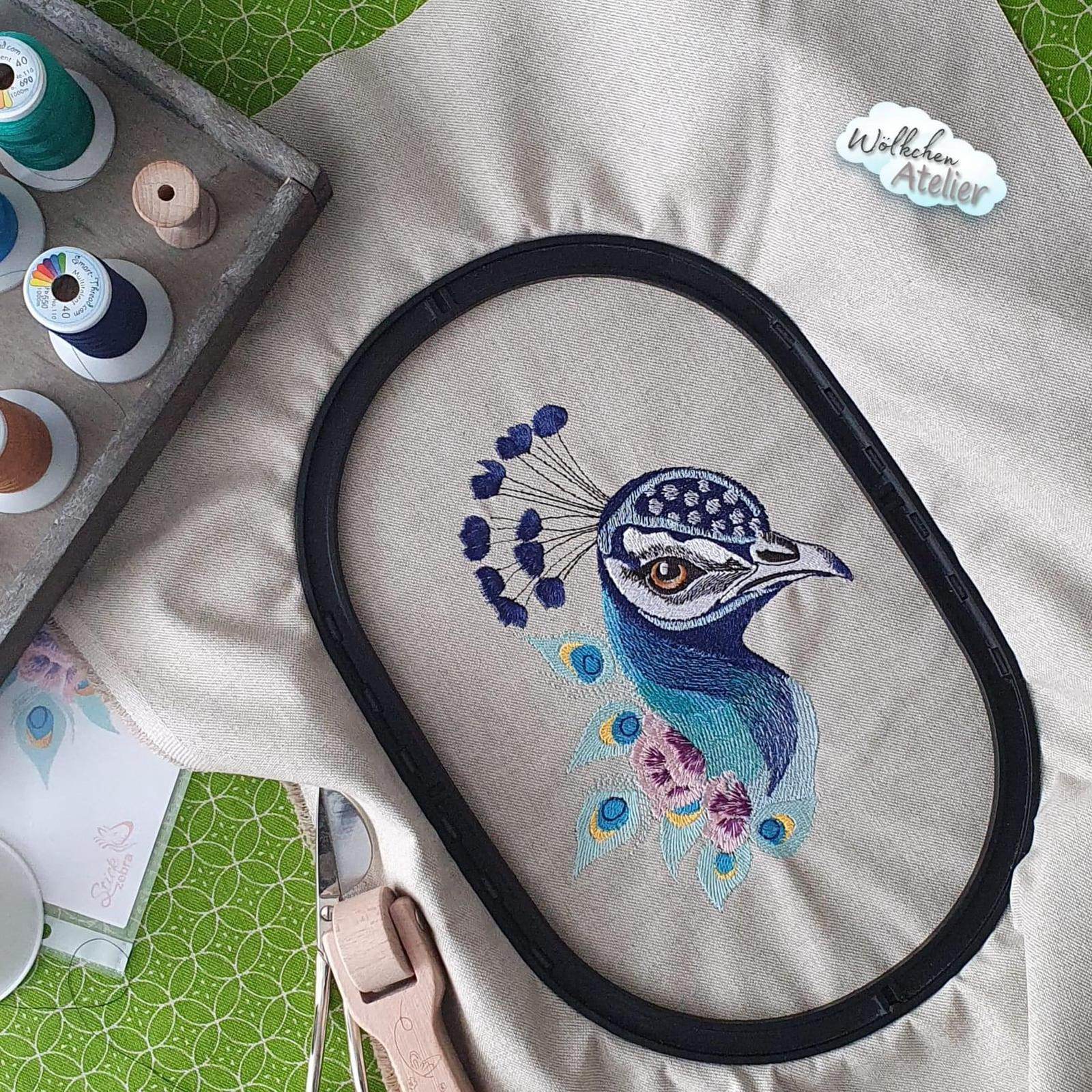 Eleganter Pfau mit floralen Akzenten – Stickdatei für deine Stickmaschine - Sewando