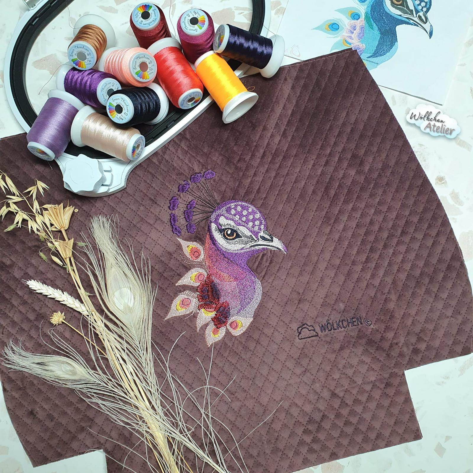 Eleganter Pfau mit floralen Akzenten – Stickdatei für deine Stickmaschine - Sewando