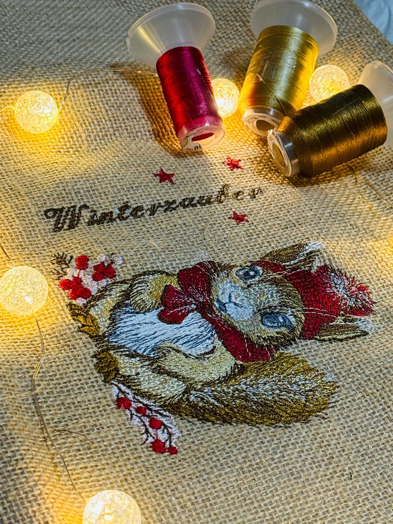 Eichhörnchen Stickdatei, kuscheliger Wintercharme für deine Stickmaschine - Sewando